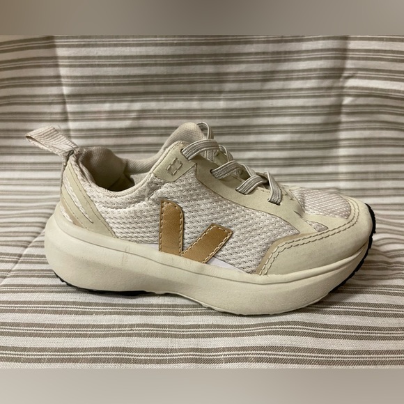 VEJA Sneakers - Picture 2 of 6